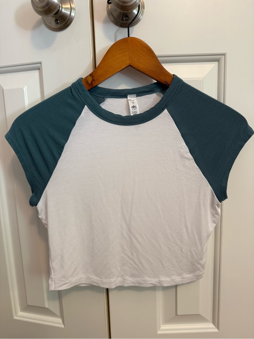 ALO Yoga White Crop Top with Teal Raglan Sleeves